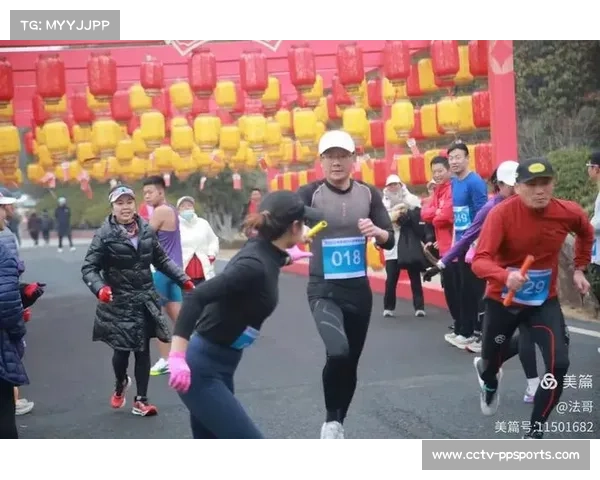 观众加油声与飞溅浪花共振,接力赛成气氛最高潮 观众加油声与飞溅浪花共振,接力赛成气氛最高潮