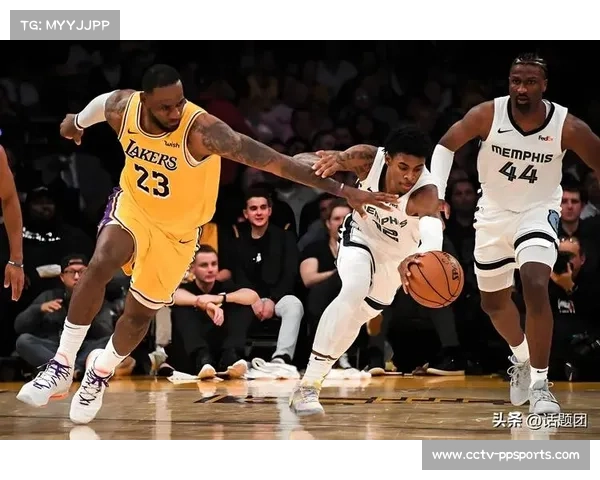 詹姆斯场边与雷迪克探讨战术，湖人教练组调整防守布置