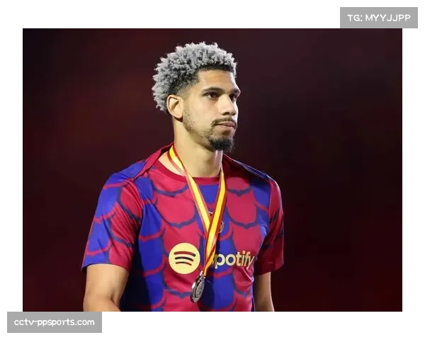 场内镜头：哈兰德与阿劳霍在禁区内多次肉搏，争夺肋部空间